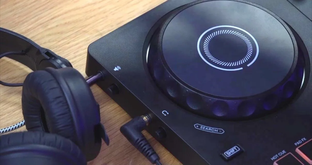Una monitorización de audio adecuada es esencial para aprender a pinchar, y es algo de lo que carece el DDJ-200. Afortunadamente, el DDJ-FLX2 soluciona esta evidente omisión.